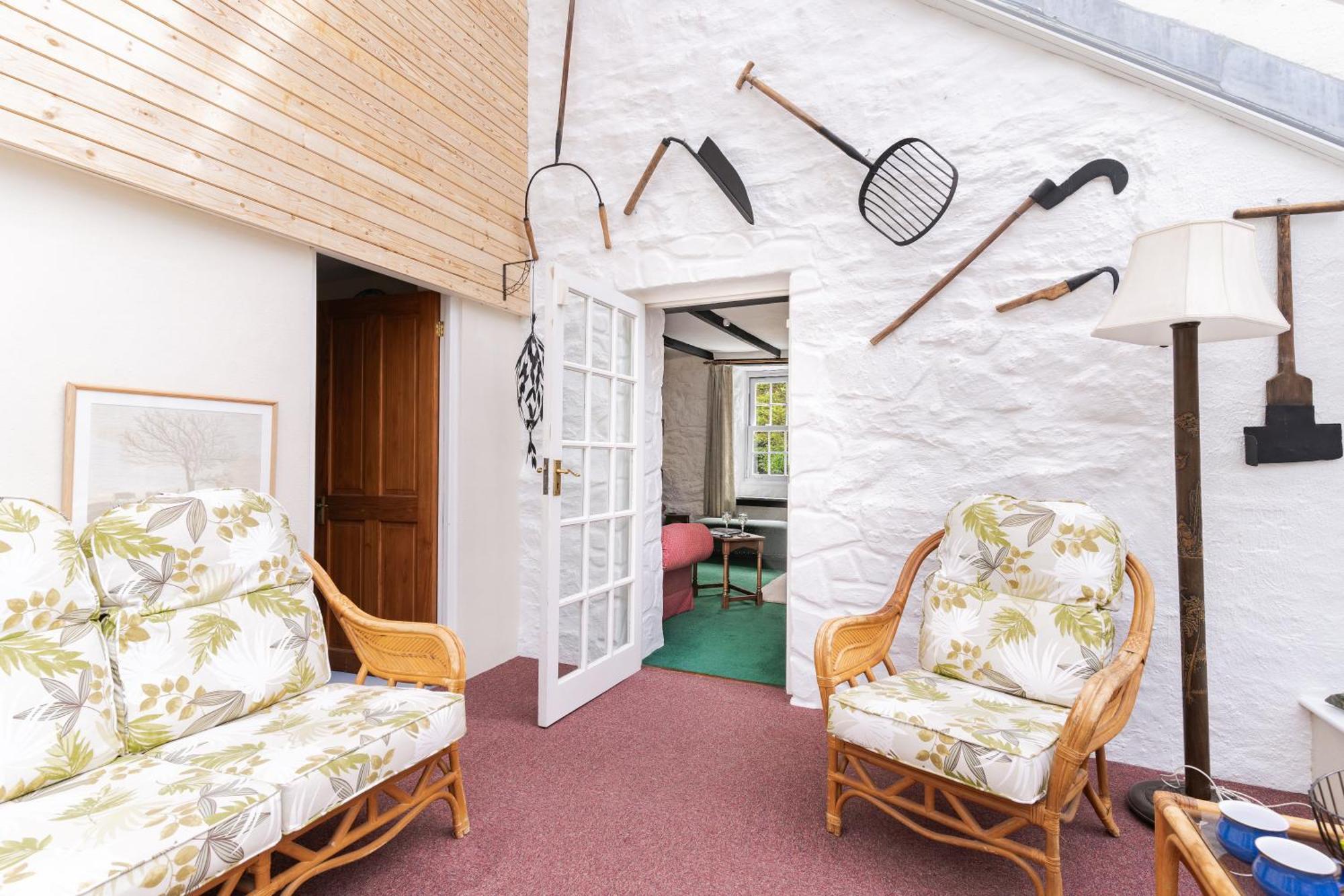Lolgorien, West Cornwall, Sleeps 8 Villa
